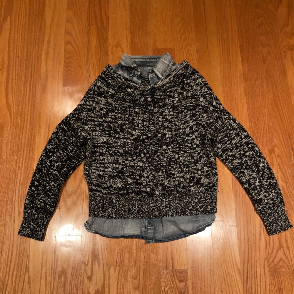 Salt and pepper sweater with blue collar